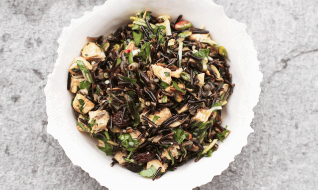 Kyllingsalat med villris og linser