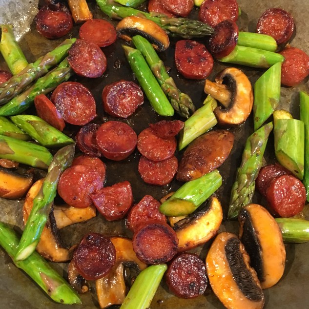 Salat med stekt chorizo og grønnsaker