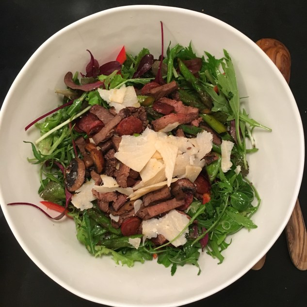 Salat med stekt chorizo og grønnsaker