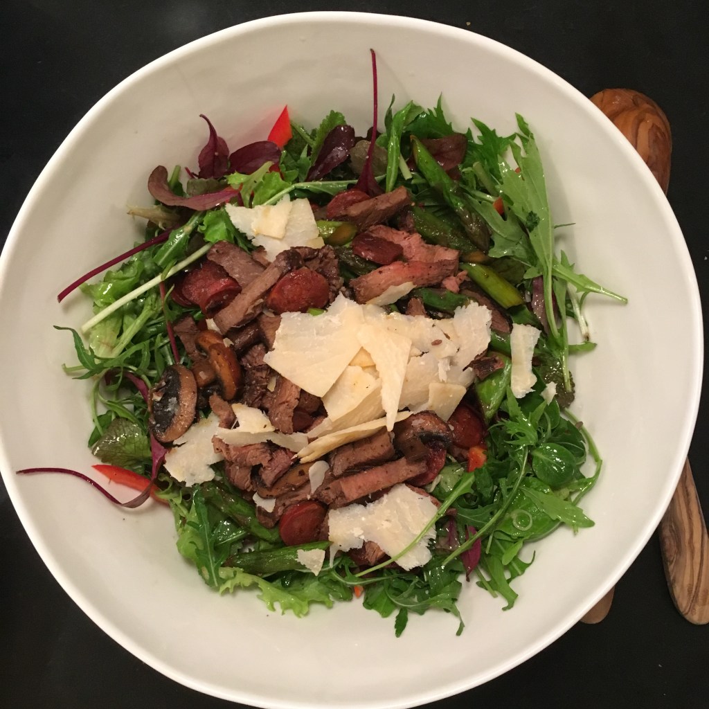 Salat med stekt chorizo, indrefilet og&nbsp;grønnsaker