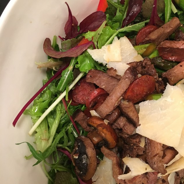 Salat med stekt chorizo og grønnsaker