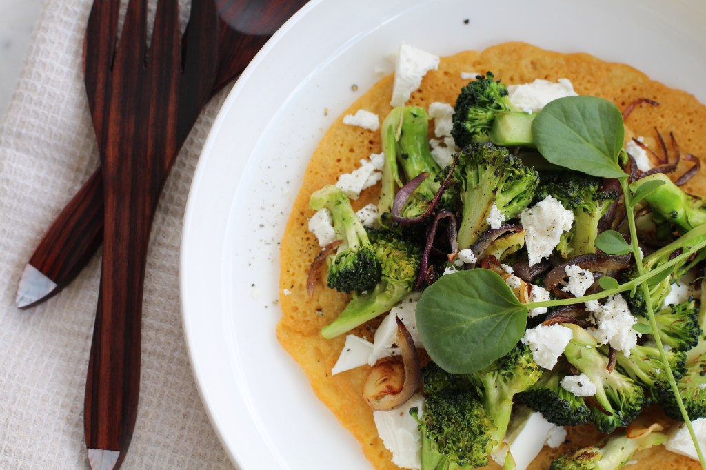 Socca med hvitløkstekte&nbsp;grønnsaker