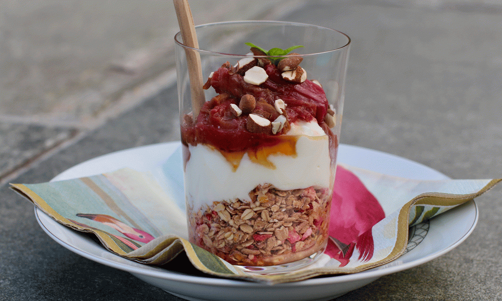 Ovnsbakt rabarbra (eller epler) med yoghurt og&nbsp;granola