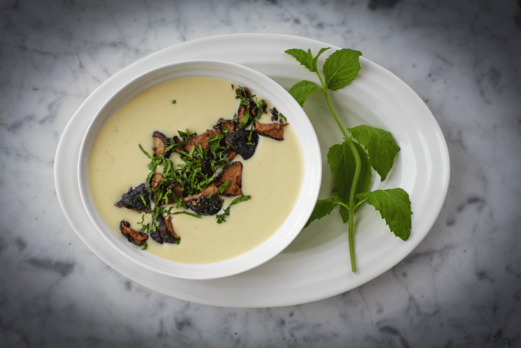 Jordskokksuppe med ovnsbakt&nbsp;hvitløk