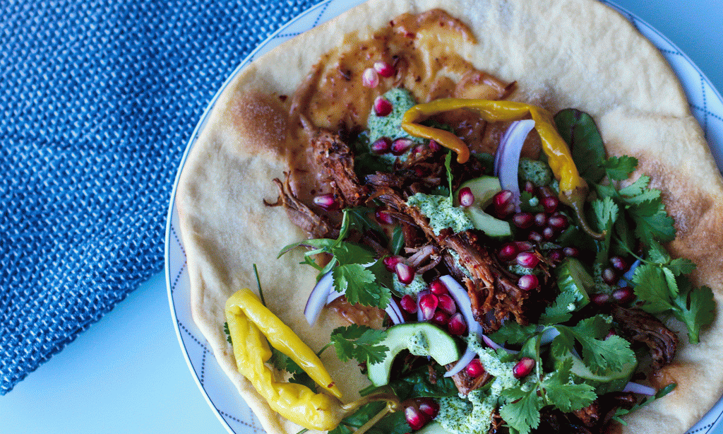 Lam med spicy tahinisaus og arabisk&nbsp;brød