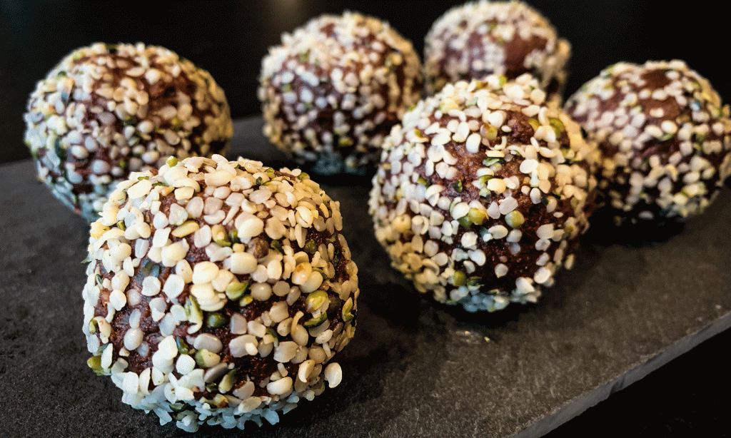 Rå sjokolade- og&nbsp;nøttekuler