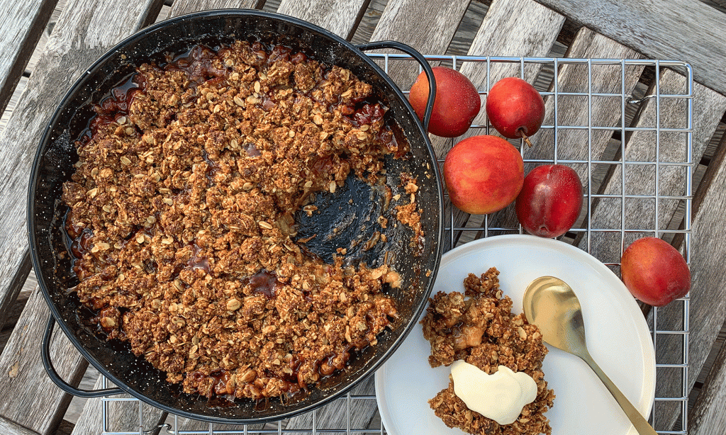 Plommecrumble med et hint av&nbsp;roser