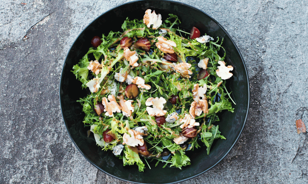 Restesalat med valnøtter