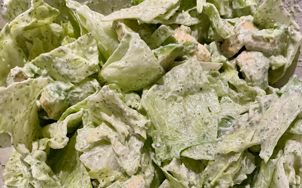 Frisk salat med koriander- og&nbsp;yoghurtdressing