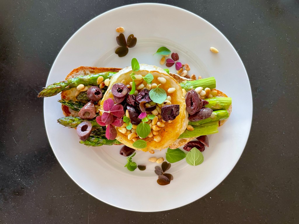 Grillet asparges og chevre med hvit balsamico- og&nbsp;honningdressing