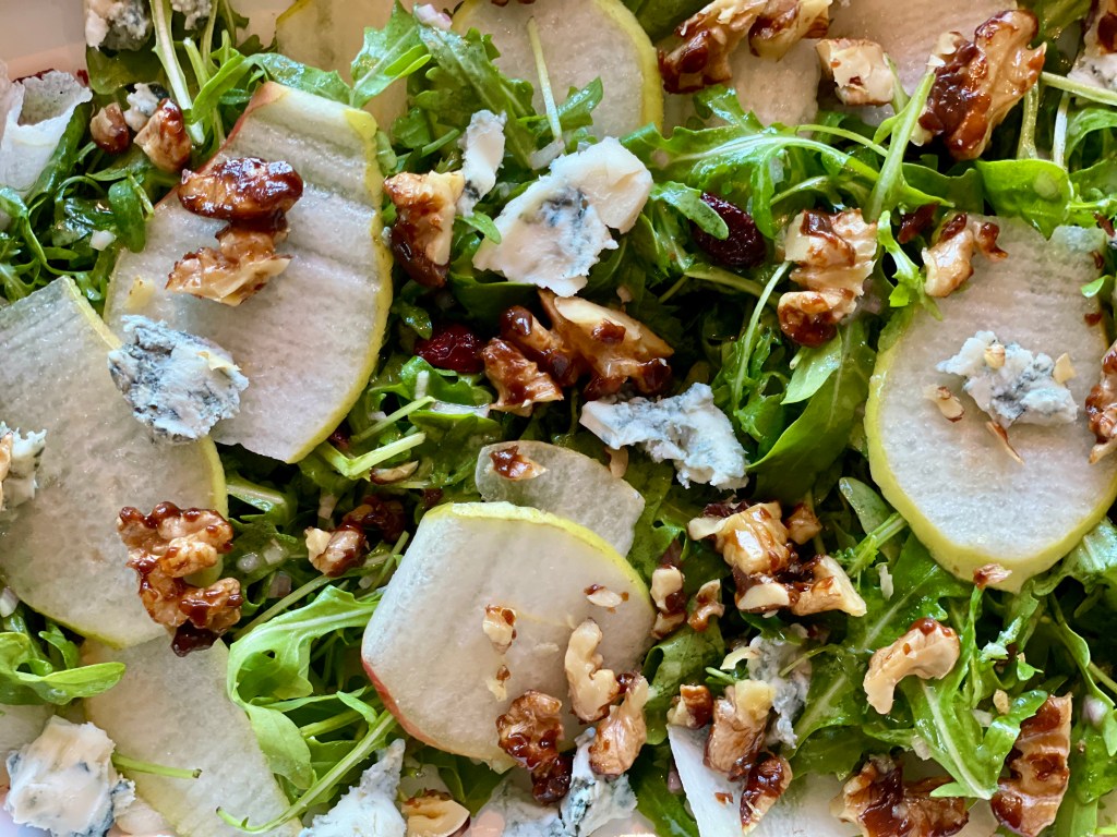 Ruccolasalat med pære, Gorgonzola og&nbsp;valnøttcrunch