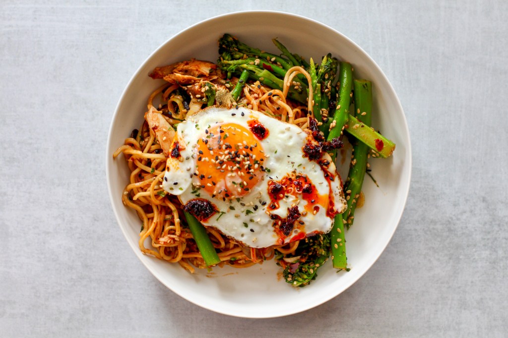 Nudler med hvit miso- og&nbsp;chilisaus