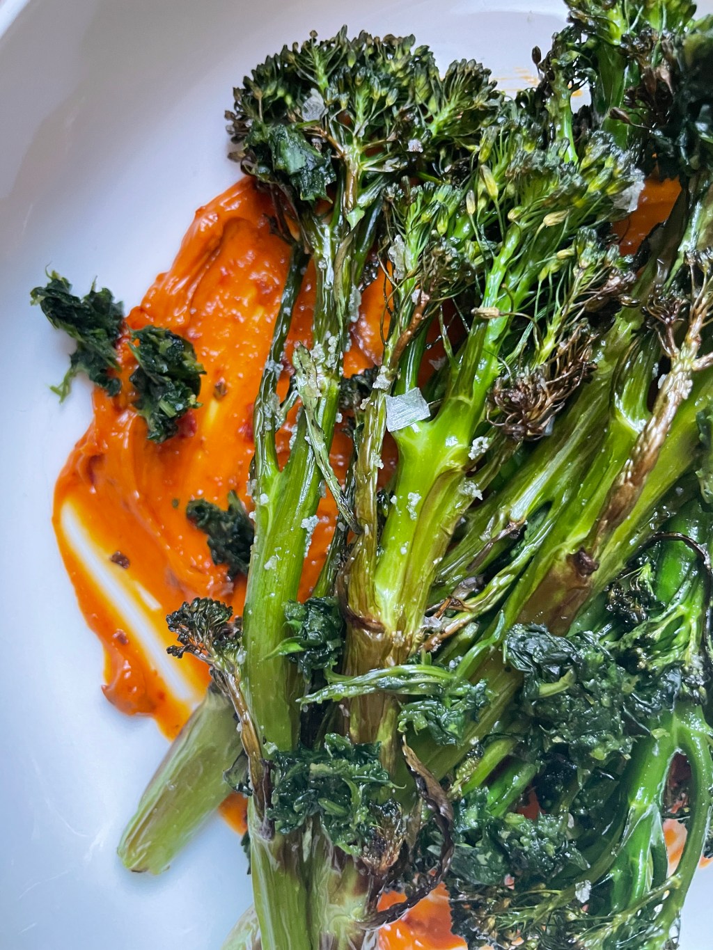 Crispy brokkolini med&nbsp;harissa-smør