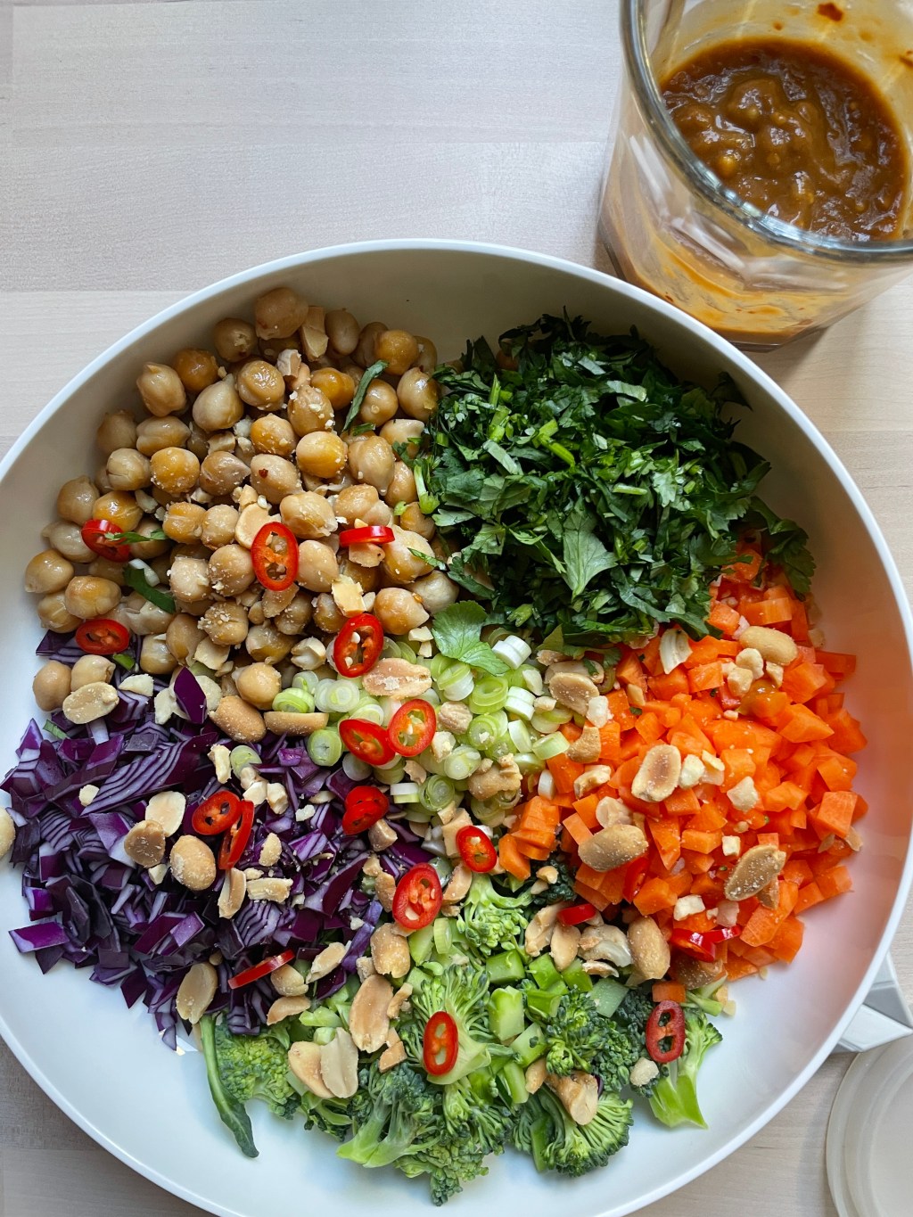 Chopped salad med thai-inspirert&nbsp;peanøttdressing